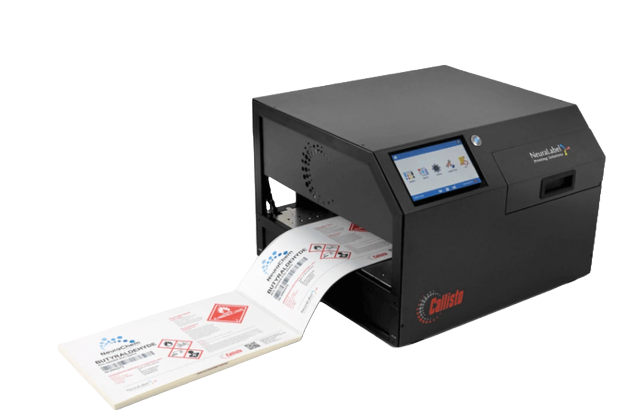 NeuraLabel Callisto industriële labelprinter die een reeks GHS-etiketten uitvoert