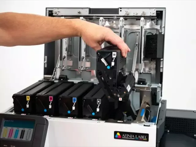 Inktcartridges worden in een Afinia Label printer geplaatst